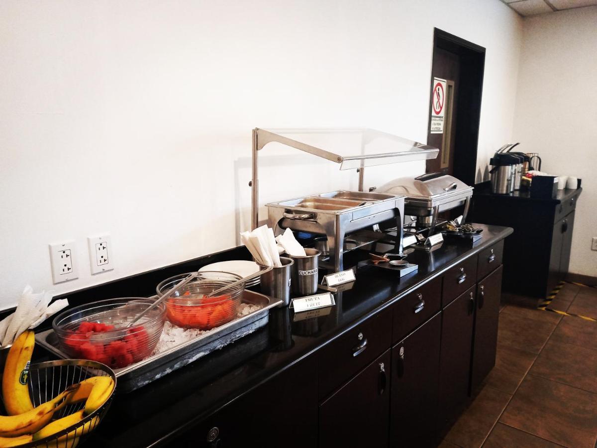 Microtel Inn And Suites By Wyndham Toluca Bagian luar foto