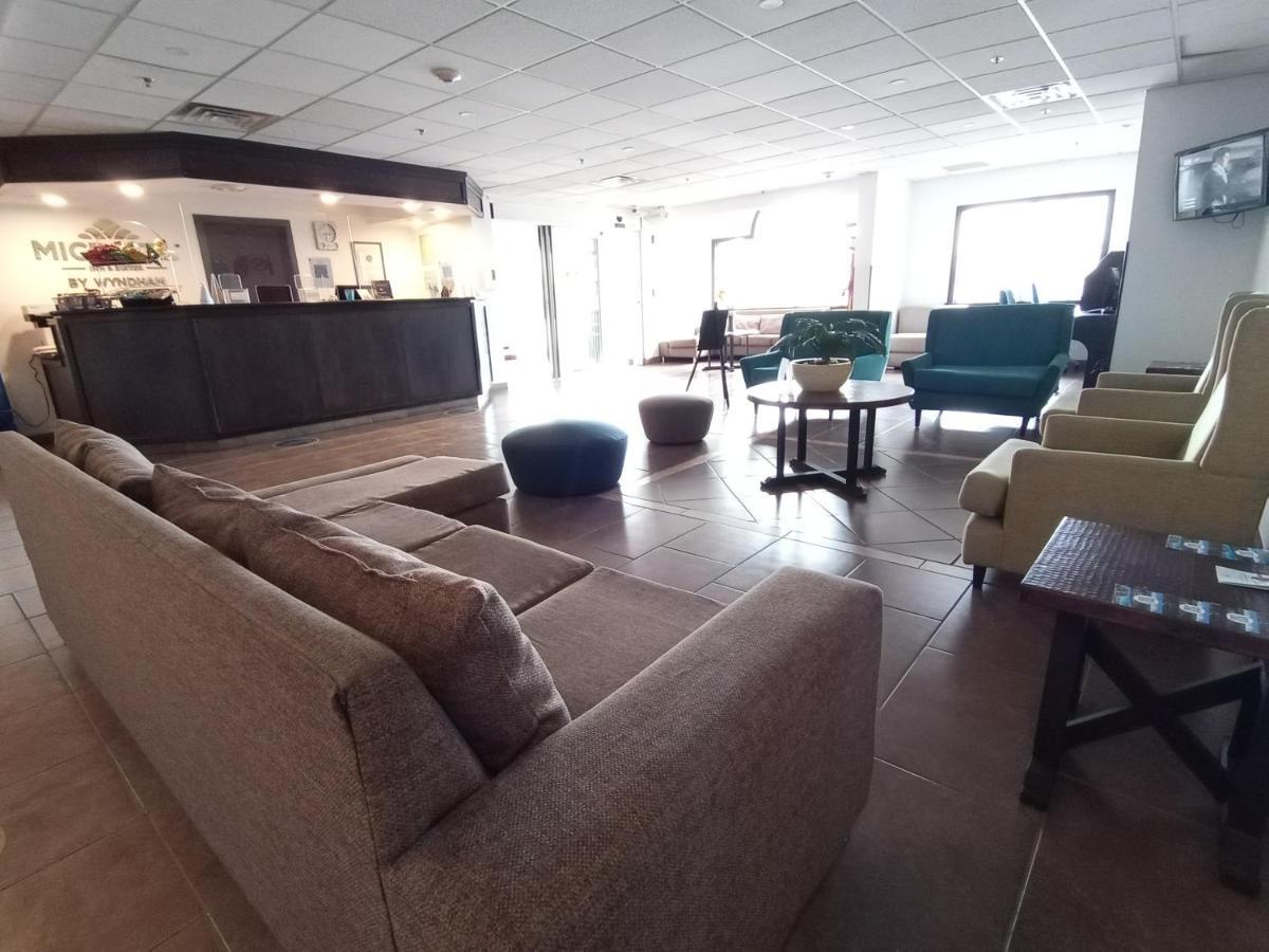 Microtel Inn And Suites By Wyndham Toluca Bagian luar foto