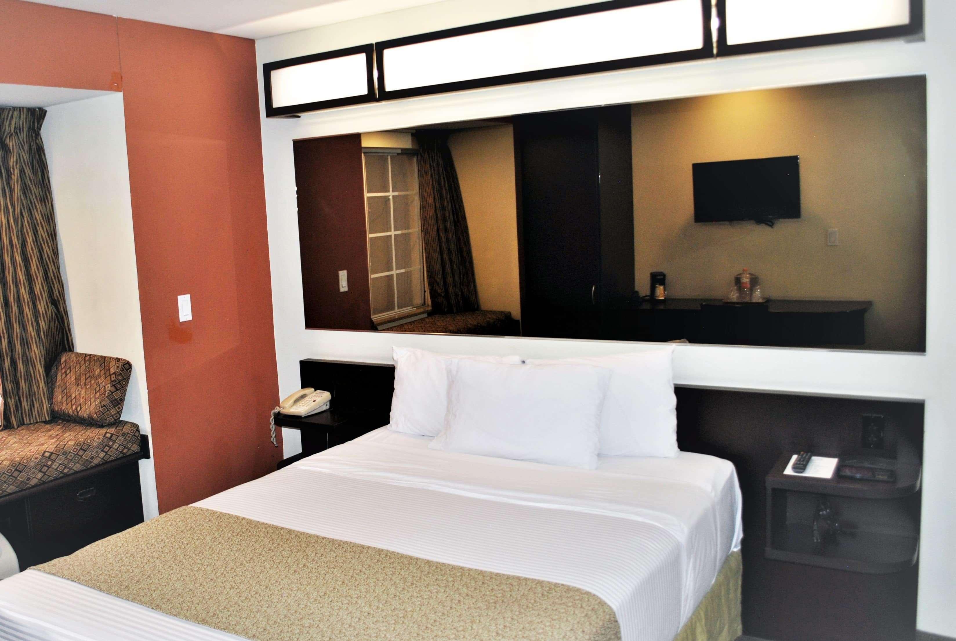 Microtel Inn And Suites By Wyndham Toluca Bagian luar foto
