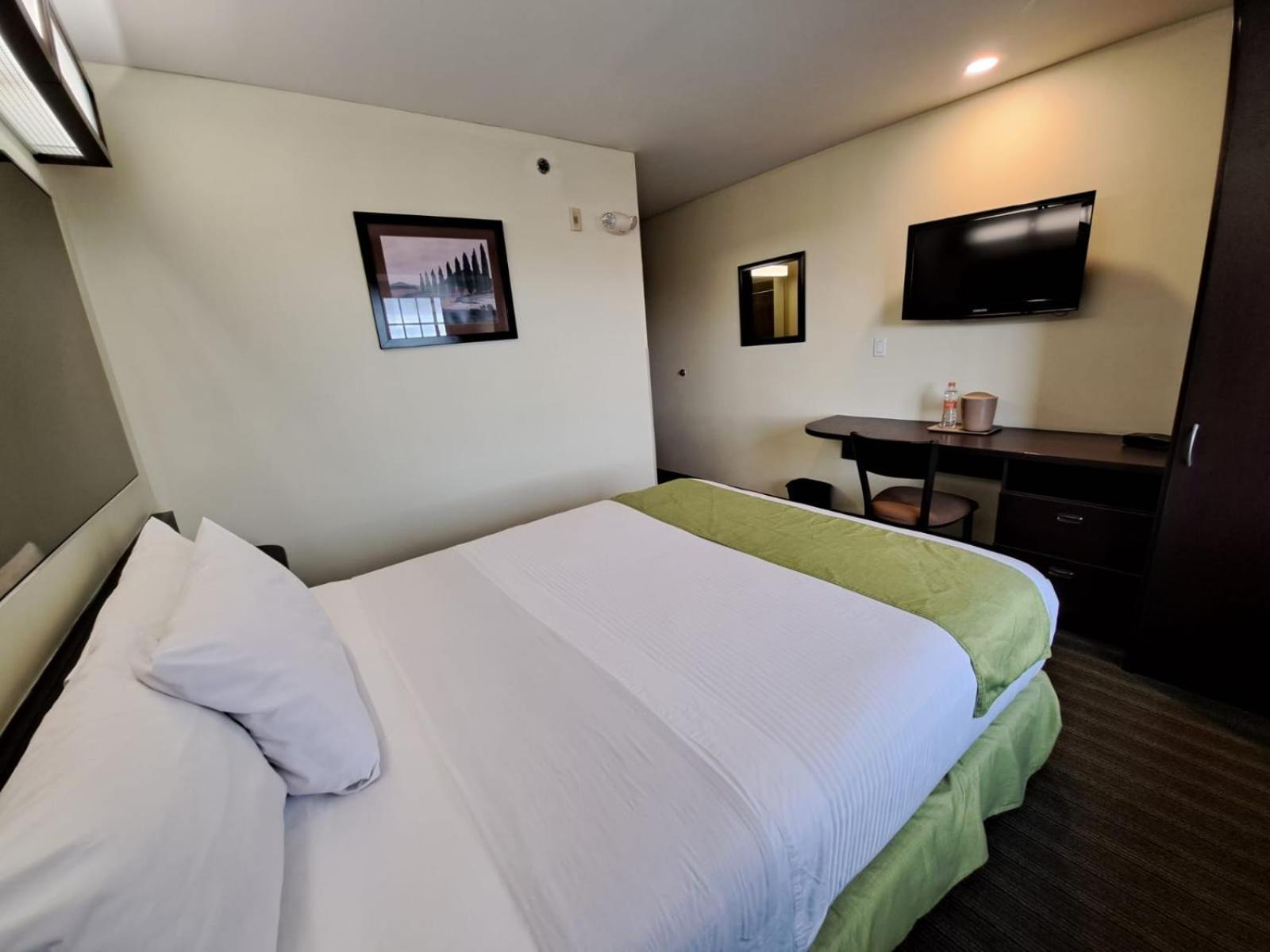 Microtel Inn And Suites By Wyndham Toluca Bagian luar foto